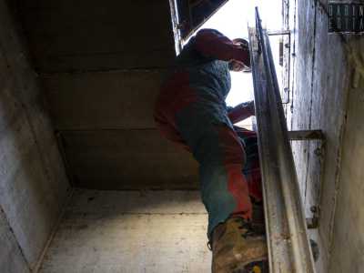 Dobbiamo quindi calarci lungo una scala a pioli per scendere nei meandri della terra. Ci ritroviamo cos� in una sorta di tunnel in cemento che ricorda un bunker